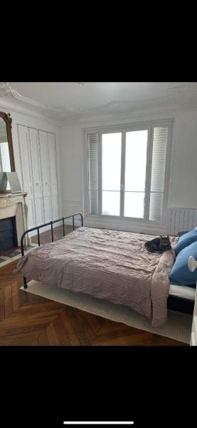 Room in large classic Parisian apartment